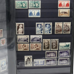 Lot de timbres de France 1860-1989 neufs et oblitérés en 3 albums.