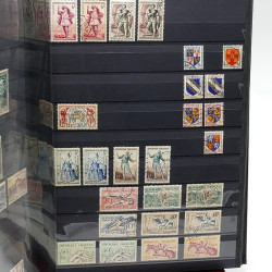 Lot de timbres de France 1860-1989 neufs et oblitérés en 3 albums.