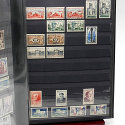 Lot de timbres de France 1860-1989 neufs et oblitérés en 3 albums.