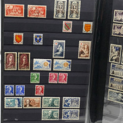 Lot de timbres de France 1860-1989 neufs et oblitérés en 3 albums.