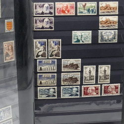 Lot de timbres de France 1860-1989 neufs et oblitérés en 3 albums.