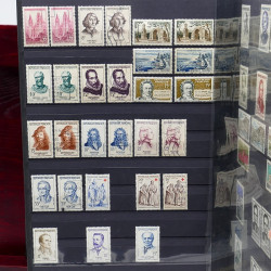 Lot de timbres de France 1860-1989 neufs et oblitérés en 3 albums.