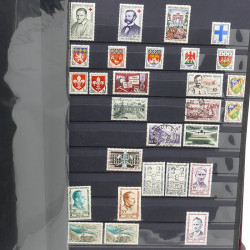 Lot de timbres de France 1860-1989 neufs et oblitérés en 3 albums.
