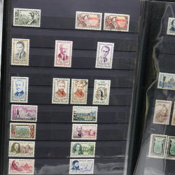 Lot de timbres de France 1860-1989 neufs et oblitérés en 3 albums.