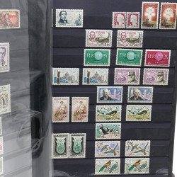Lot de timbres de France 1860-1989 neufs et oblitérés en 3 albums.