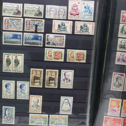Lot de timbres de France 1860-1989 neufs et oblitérés en 3 albums.