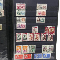 Lot de timbres de France 1860-1989 neufs et oblitérés en 3 albums.