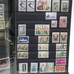 Lot de timbres de France 1860-1989 neufs et oblitérés en 3 albums.