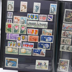 Lot de timbres de France 1860-1989 neufs et oblitérés en 3 albums.