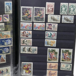 Lot de timbres de France 1860-1989 neufs et oblitérés en 3 albums.