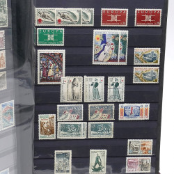 Lot de timbres de France 1860-1989 neufs et oblitérés en 3 albums.
