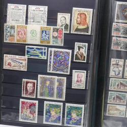 Lot de timbres de France 1860-1989 neufs et oblitérés en 3 albums.