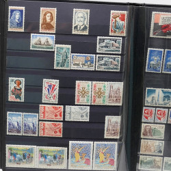 Lot de timbres de France 1860-1989 neufs et oblitérés en 3 albums.