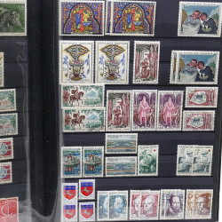 Lot de timbres de France 1860-1989 neufs et oblitérés en 3 albums.