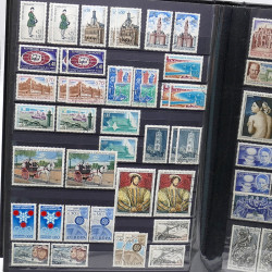 Lot de timbres de France 1860-1989 neufs et oblitérés en 3 albums.