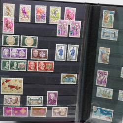 Lot de timbres de France 1860-1989 neufs et oblitérés en 3 albums.