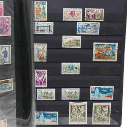 Lot de timbres de France 1860-1989 neufs et oblitérés en 3 albums.