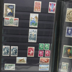Lot de timbres de France 1860-1989 neufs et oblitérés en 3 albums.