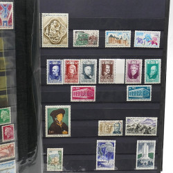 Lot de timbres de France 1860-1989 neufs et oblitérés en 3 albums.