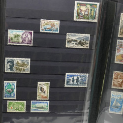 Lot de timbres de France 1860-1989 neufs et oblitérés en 3 albums.