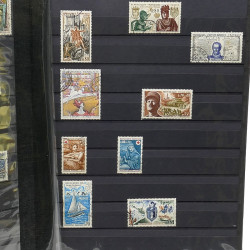 Lot de timbres de France 1860-1989 neufs et oblitérés en 3 albums.