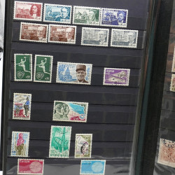 Lot de timbres de France 1860-1989 neufs et oblitérés en 3 albums.