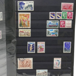 Lot de timbres de France 1860-1989 neufs et oblitérés en 3 albums.
