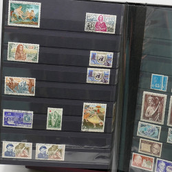 Lot de timbres de France 1860-1989 neufs et oblitérés en 3 albums.