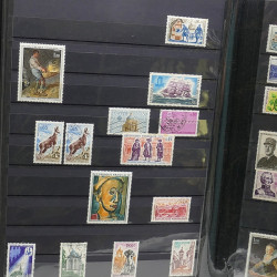 Lot de timbres de France 1860-1989 neufs et oblitérés en 3 albums.
