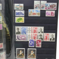 Lot de timbres de France 1860-1989 neufs et oblitérés en 3 albums.