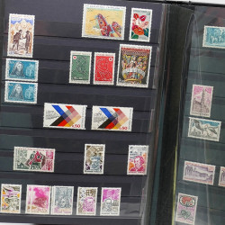 Lot de timbres de France 1860-1989 neufs et oblitérés en 3 albums.