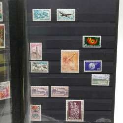 Lot de timbres de France 1860-1989 neufs et oblitérés en 3 albums.