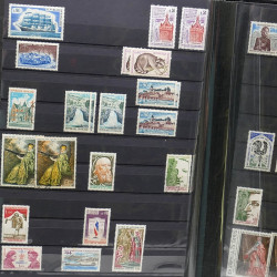 Lot de timbres de France 1860-1989 neufs et oblitérés en 3 albums.