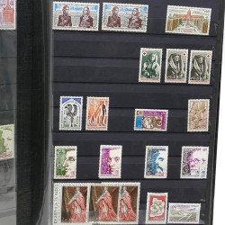 Lot de timbres de France 1860-1989 neufs et oblitérés en 3 albums.