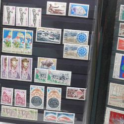 Lot de timbres de France 1860-1989 neufs et oblitérés en 3 albums.