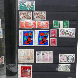 Lot de timbres de France 1860-1989 neufs et oblitérés en 3 albums.