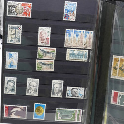 Lot de timbres de France 1860-1989 neufs et oblitérés en 3 albums.