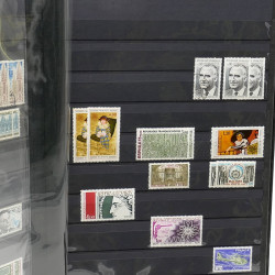 Lot de timbres de France 1860-1989 neufs et oblitérés en 3 albums.