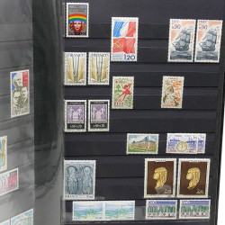 Lot de timbres de France 1860-1989 neufs et oblitérés en 3 albums.