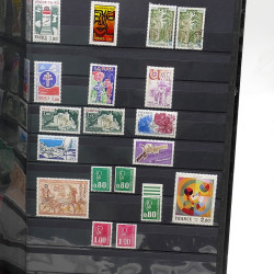 Lot de timbres de France 1860-1989 neufs et oblitérés en 3 albums.