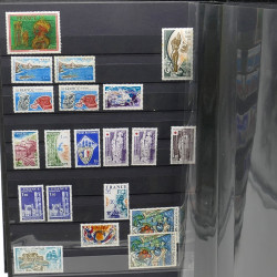 Lot de timbres de France 1860-1989 neufs et oblitérés en 3 albums.