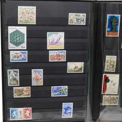 Lot de timbres de France 1860-1989 neufs et oblitérés en 3 albums.