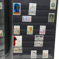 Lot de timbres de France 1860-1989 neufs et oblitérés en 3 albums.
