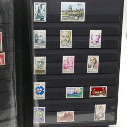 Lot de timbres de France 1860-1989 neufs et oblitérés en 3 albums.