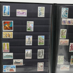 Lot de timbres de France 1860-1989 neufs et oblitérés en 3 albums.
