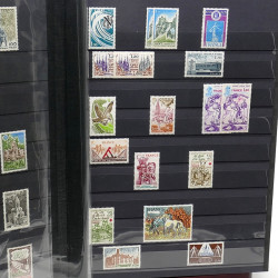 Lot de timbres de France 1860-1989 neufs et oblitérés en 3 albums.