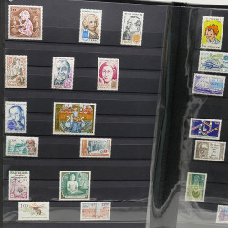 Lot de timbres de France 1860-1989 neufs et oblitérés en 3 albums.
