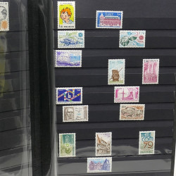 Lot de timbres de France 1860-1989 neufs et oblitérés en 3 albums.