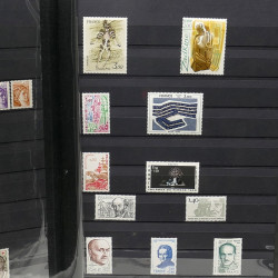 Lot de timbres de France 1860-1989 neufs et oblitérés en 3 albums.