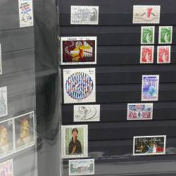 Lot de timbres de France 1860-1989 neufs et oblitérés en 3 albums.